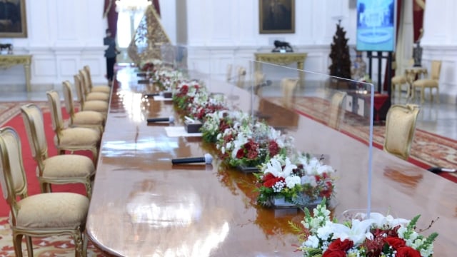 Pembatas dari kaca akrilik yang digunakan Jokowi saat rapat atau menerima tamu di Istana. Foto: Kris/Biro Pers Sekretariat Presiden