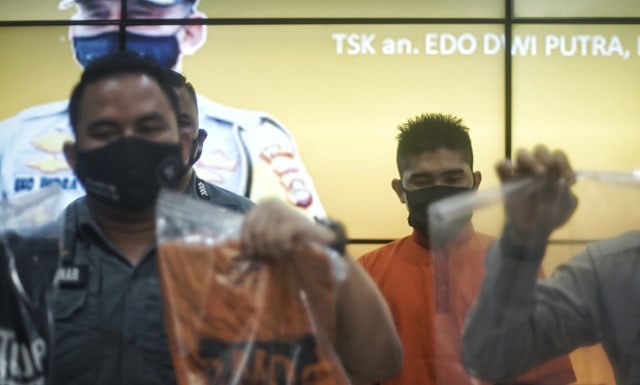 YouTuber Edo Putra saat diamankan di Mapolrestabes Palembang. (foto: Ary Priyanto/Urban Id)