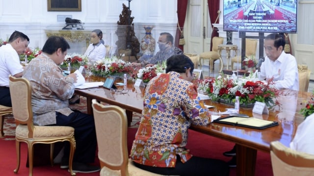 Rapat terbatas perdana Presiden Joko Widodo bersama menteri kabinet Indonesia Maju menggunakan pembatas dari kaca akrilik di Istana Negara, Jakarta, Senin (3/8).  Foto: Biro Pers Sekretariat Presiden/Kris