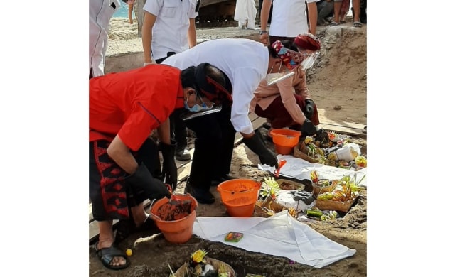 Gubernur Wayan Koster (baju merah) mendampingi Menub Budi Karya saat peletakan batu pertama - IST