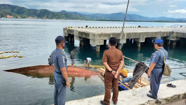 Kejaksaan Negeri (Kejari) Tolitoli, Sulawesi Tengah, mengeksekusi kapal asing berbendera Filipina yang ditangkap KRI Rencong 622 pada bulan Mei 2016 silam. Foto: Moh. Sabran/PaluPoso