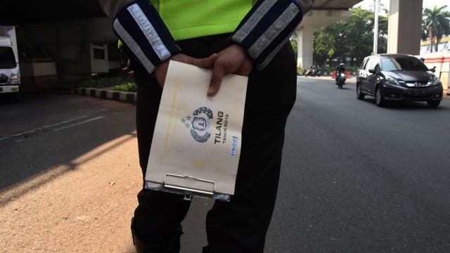 Polantas memantau kendaraan saat hari pertama pemberlakuan kembali kebijakan ganjil-genap kendaraan di Jalan Gatot Subroto, Jakarta, Senin (3/8). Foto: Indrianto Eko Suwarso/ANTARA FOTO