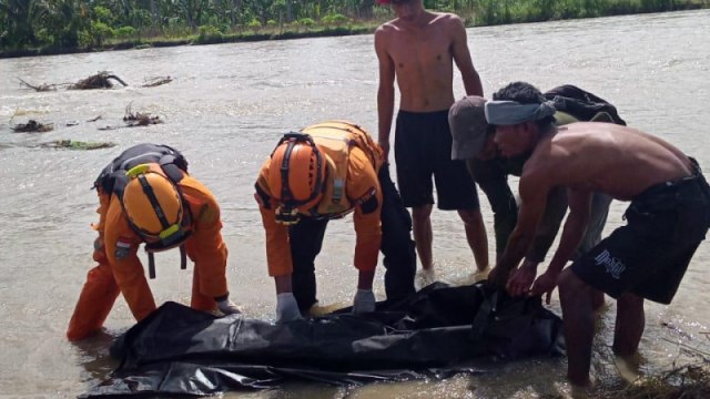 Penemuan korban Maho yang terseret aliran sungai di Kabupaten Sigi, Sulteng, Senin (3/8). Foto: Istimewa