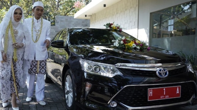 Heidy Mutiara Fahriza dan Danu Satria foto menggunakan mobil dinas Wali Kota Semarang. Foto: Instagram/@hendrarprihadi