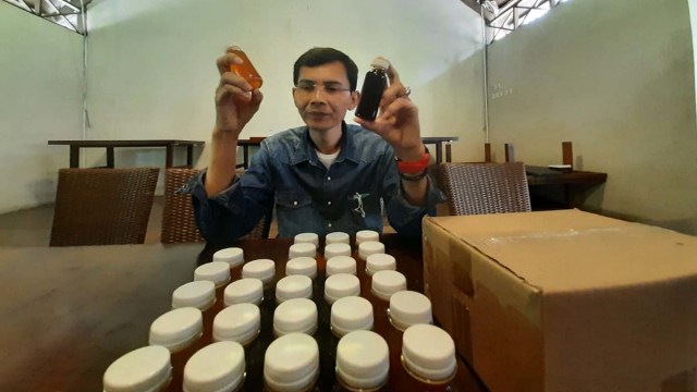 Hadi Pranoto, pamerkan ramuan herbal yang bisa sembuhkan corona.  Foto: Dok. Istimewa