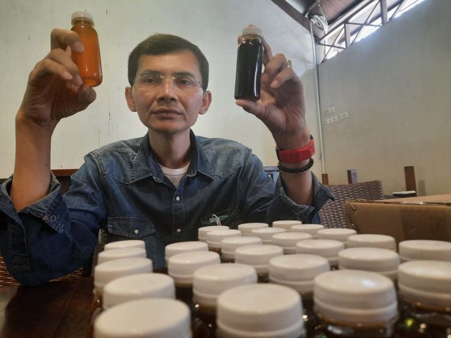 Hadi Pranoto, pamerkan ramuan herbal yang bisa sembuhkan corona.  Foto: Dok. Istimewa