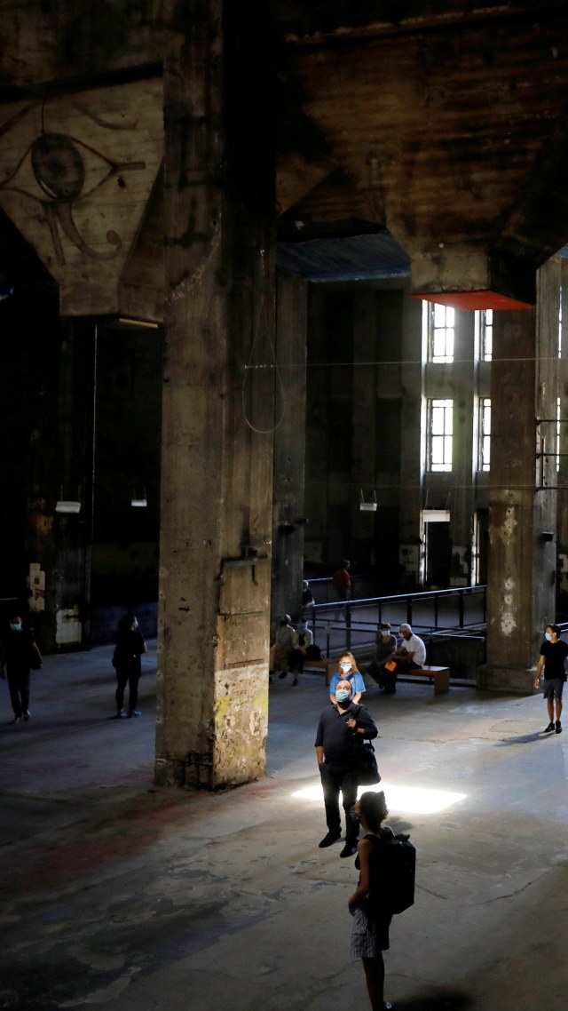 Sejumlah pengunjung menikmati pameran instalasi suara "Eleven Songs" di Klub Berghain di Berlin, Jerman. Foto: Axel Schmidt/REUTERS