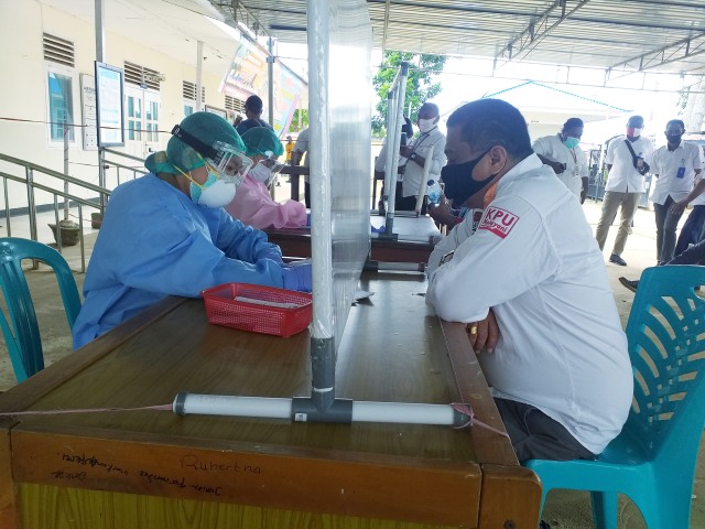 KPU dan Bawaslu Kabupaten Merauke saat melakukan rapid test di puskesmas terdekat. (BumiPapua.com/Abdel Syah) 