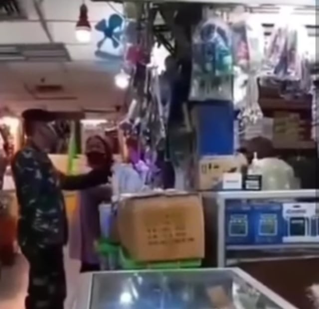 Viral video seorang emak-emak di Pasar Mester Jatinegara, Jakarta Timur, bentak petugas TNI. (Foto: Instagram/Tangakapan Layar @infokomando)
