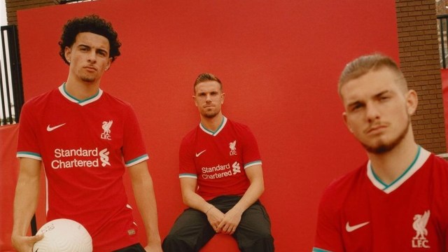 Curtis Jones, Jordan Henderson, dan Harvey Elliott dalam balutan Jersi Liverpool musim 2020/21. Foto: Instagram/@liverpoolfc
