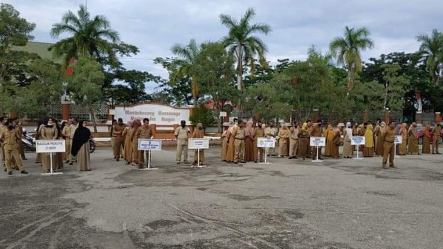 ASN Tolitoli saat mengikuti apel di Kantor Bupati Tolitoli, Senin (3/8). Foto: Istimewa 