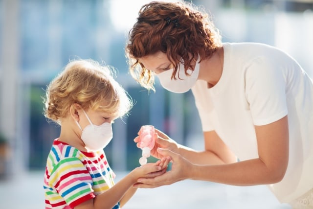 Ilustrasi pencegahan virus corona dengan masker dan hand sanitizer. Foto: iStock
