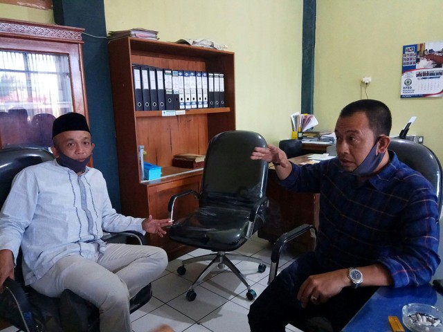 Ketua Komisi II DPRD Kuningan, Julkarnaen (kemeja biru) saat berbincang dengan anggota dewan di ruang kerja Komisi II. (Andri Yanto)