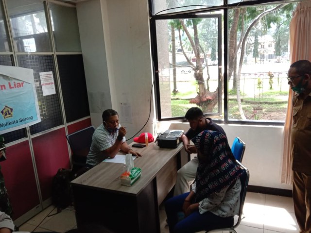 Tampak pelaku pemalsuan dokumen SIKM dan penumpang yang menggunakan dokumen palsu di interogasi, di Kantor Saber Pungli Kota Sorong, Senin (3/8), foto : Yanti 