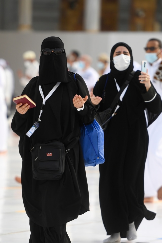 Jemaah haji menjaga jarak sosial saat melakukan tawaf wada, di Makkah, Arab Saudi, (2/8). Foto: Kementerian Media Arab Saudi