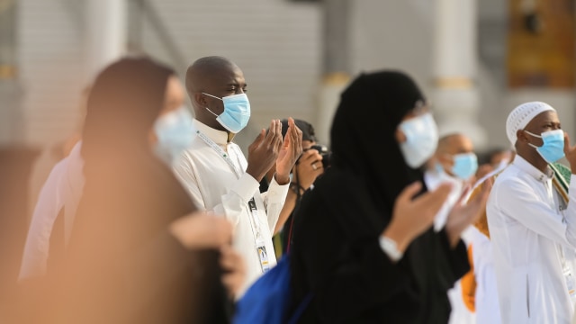 Jemaah haji berdoa di depan ka'bah saat melakukan tawaf wada, di Makkah, Arab Saudi, (2/8). Foto: Kementerian Media Arab Saudi