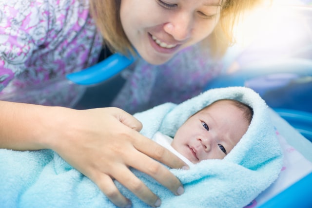 Ilustrasi bayi bersama ibu pasca proses melahirkan. Foto: Shutterstock