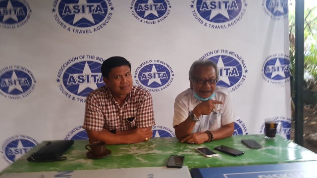 PLT Pengurus ASITA Bali Eddy Sunyoto (kanan) bersama Sekretaris Ketut Sudiarsa - RFH 