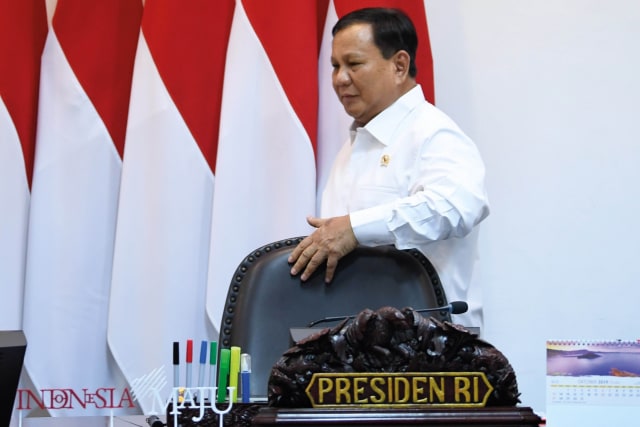 Menteri Pertahanan Prabowo Subianto bersiap mengikuti rapat terbatas tentang program dan kegiatan bidang politik, hukum, dan keamanan di Kantor Presiden, Jakarta, 31 Oktober 2019. Foto: Puspa Perwitasari/ANTARA FOTO