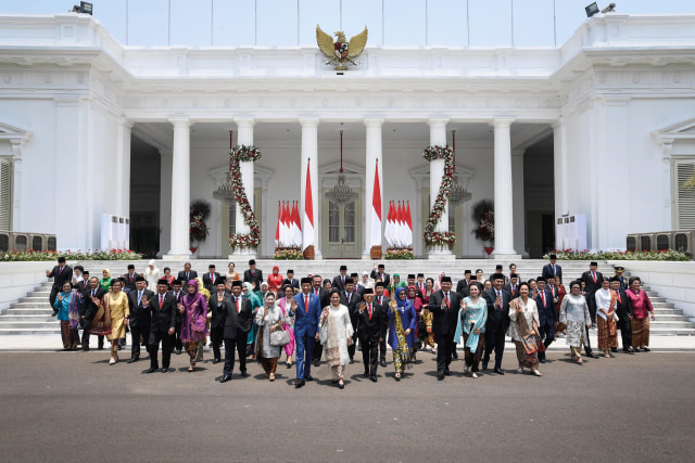 Presiden Joko Widodo didampingi Wapres Ma'ruf Amin berfoto bersama jajaran menteri Kabinet Indonesia Maju beserta istri dan suami di Istana Merdeka, Jakarta, 23 Oktober 2019. Foto: Puspa Perwitasari/ANTARA FOTO