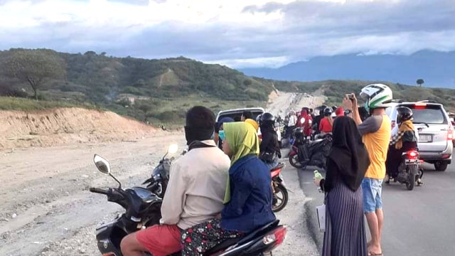 Suasana pengunjung di salah satu jalan lingkar menuju huntap para korban gempa Palu. Foto: Istimewa