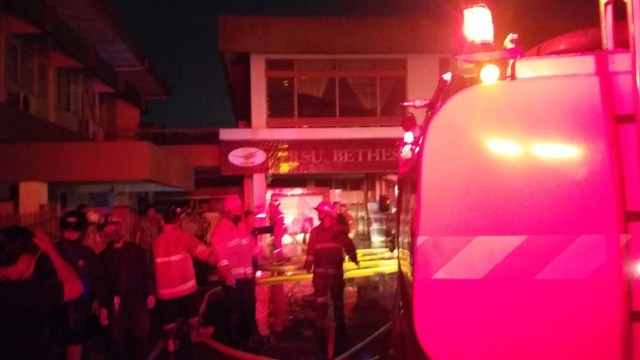 Kebakaran melanda sebuah ruang operasi di Rumah Sakit Bethesda Lempuyanganwangi, Kecamatan Danurejan, Kota Yogyakarta, Senin (3/8). Foto: Dok. Istimewa