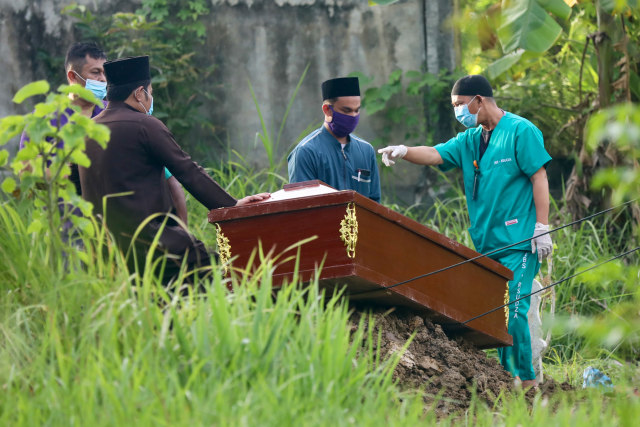 Pemakaman pasien COVID-19, inisial Suk (63 tahun) yang meninggal dunia di Aceh, 17 Juni 2020. Foto: Suparta/acehkini