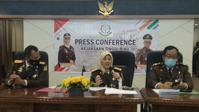 KEPALA Kejaksaan Tinggi (Kajati) Riau, Mia Amiati didampingi Asisten Intelijen Kejati, Raharjo Budi Kisnanto (kanan), saat menjelaskan kelanjutan pemerasan dilakukan oknum jaksa kepada 65 Kepsek di Inhu. 