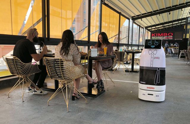 Restoran di Mesir gunakan robot sebagai pelayan. Foto: Ahmed Fahmy/Reuters