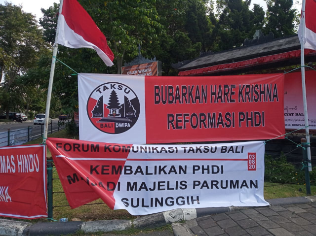 Berbagai spanduk yang meminta pembubaran Hare Khrisna di Bali - WIB