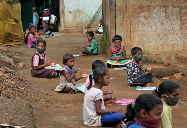 Suasana saat anak-anak di desa Dandwal, Maharashtra, India saat belajar dengan pengeras suara. Foto: Prashant Waydande/Reuters