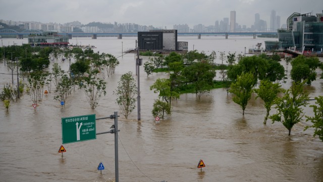 Banjir yang merendam taman di samping sungai Han Seoul, Senin (3/8). Foto: ED JONES / AFP