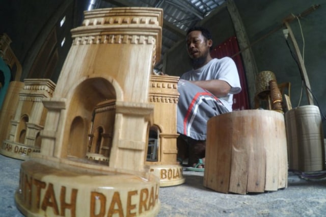 Miniatur Monumen Dari Kayu Limbah. Foto: ANTARA/ Adiwinata
