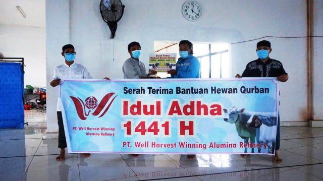 PT WHW Salurkan Hewan Kurban ke Empat Dusun di Kendawangan (99993)