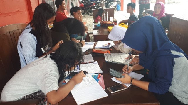 Sejumlah siswa menikmati fasilitas wifi yang disediakan di rumah aspirasi milik Ketua DPRD Jateng, Bambang Kusriyanto di Kabupaten Semarang.  Foto: Afiati Tsalitsati/kumparan