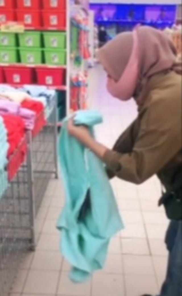 Viral video TikTok seorang wanita di pusat perbelanjaan di Samarinda berbicara sendiri saat hendak membeli handuk. (Foto: TikTok/Tangkapan Layar @syifadayanti07)