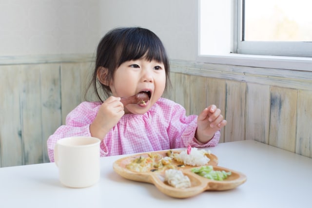 Pencernaan yang sehat juga dapat mengoptimalkan kecerdasan anak. Foto: Shutterstock