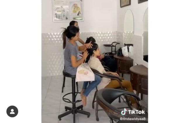 Foto tangkapan layar suasana salon yang hanya bayar Rp 5 ribu untuk cuci dan catok rambut. Foto: TikTok/@lindawidyaa8