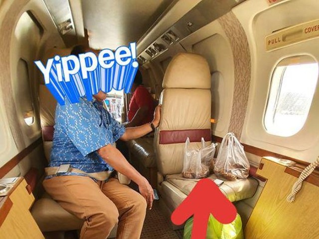 Tampak Crazy Rich asal Malaysia sedang duduk di dalam jet pribadinya. Di sampingnya, ada dua plastik kue akok yang khusus ia beli ke Kelantan. Foto: Dok. Facebook Hafizi Zain