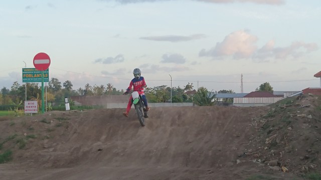 Setiap sore lapangan desa Sidomoyo, Godean, Sleman, ramai oleh anak-anak muda yang sedang latihan membalap motor trail. Foto: Widi Erha Pradana.