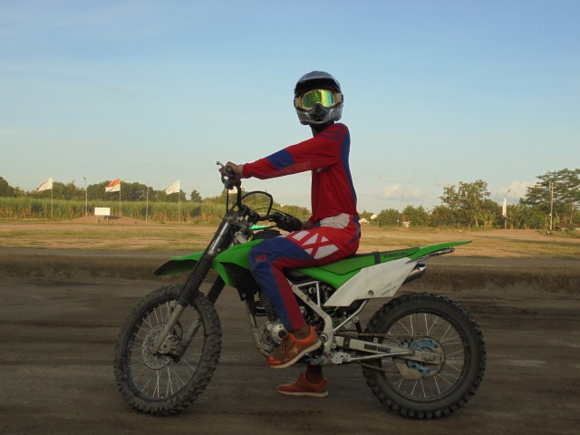 Setiap sore lapangan desa Sidomoyo, Godean, Sleman, ramai oleh anak-anak muda yang sedang latihan membalap motor trail. Foto: Widi Erha Pradana.
