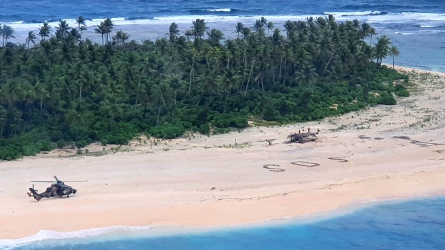 Helikopter Tiger ARH-90 Angkatan Darat Australia mendarat di Pulau Pikelot di Negara Federasi Mikronesia tempat tiga pria ditemukan selamat dan sehat setelah hilang selama tiga hari.  Foto: Departemen Pertahanan Australia/via REUTERS