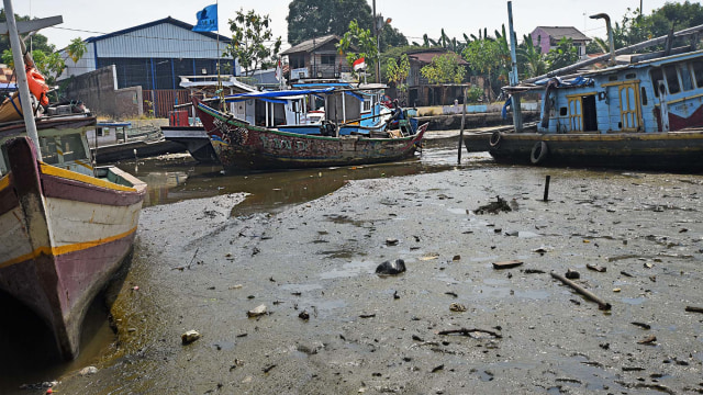 Sejumlah perahu nelayan terjebak lumpur akibat pendangkalan di Pelabuhan Perikanan Nusantara (PPN) Karangantu, Serang, Banten, Selasa (4/8/2020). Foto: ASEP FATHULRAHMAN/ANTARA FOTO