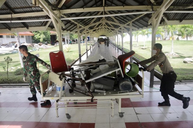 Tim gabungan membersihkan gedung lama RSUDZA untuk tambahan ruang rawat pasien COVID-19 yang melonjak di Aceh dalam sepekan terakhir, Senin (3/8). Foto: Suparta/acehkini