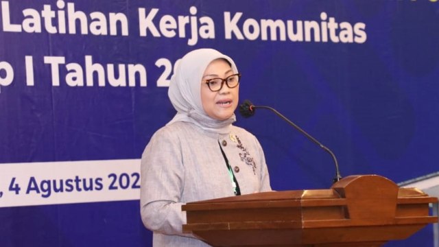 Menaker Ida Fauziyah memberikan sambutan saat menyaksikan Penandatanganan Perjanjian Kerja Sama Penerima Bantuan Pembangunan Gedung Workshop dan Peralatan Pelatihan Vokasi Balai Latihan Kerja Komunitas Tahap I Tahun 2020 di Kantor Kemnaker, Jakarta. Foto: Kemnaker