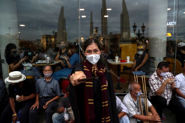 Salah satu demonstran pro-demokrasi menggunakan kostum Harry Porter menuntut pengunduran diri Perdana Menteri Thailand Prayuth Chan-ocha di Bangkok, Thailand. Foto: Athit Perawongmetha/Reuters