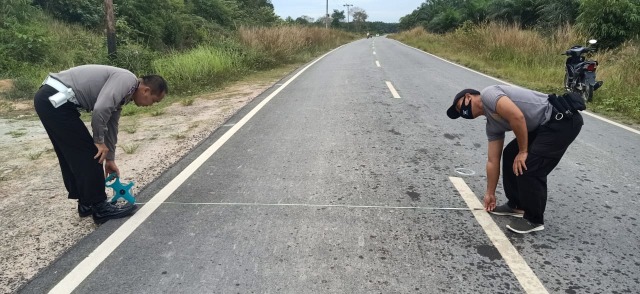 Anggota Satlantas Polres Kobar melakukan olah TKP di Jalan Pangkalan Muntai KM 11, Desa Riam Durian, Kecamatan Kotawaringin Lama, Kabupaten Kotawaringin Barat. (Foto: Polres Kobar)