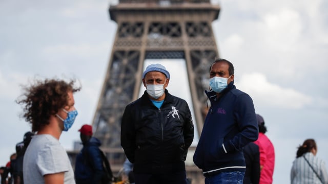 Warga Perancis kenakan masker di tempat umum. Foto: Gonzalo Fuentes/Reuters