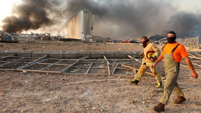 Kepulan asap dan kerusakan akibat ledakan di daerah pelabuhan Beirut, Lebanon. Foto: Mohamed Azakir/REUTERS