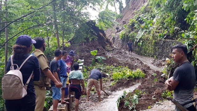 Tanah longsor yang terjadi di Kabupaten Sitaro menutup akses jalan